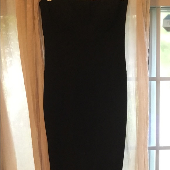 Strapless and sexy black dress. - Picture 2 of 5